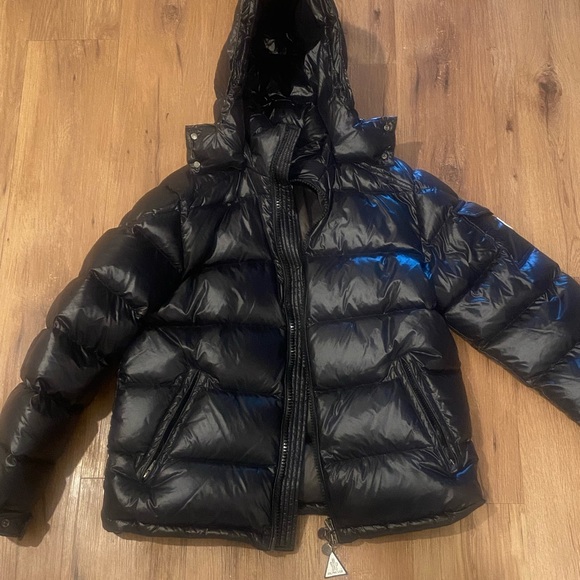 Moncler Black Puffer Jacket Sleek Insulated Design - Picture 2 of 6